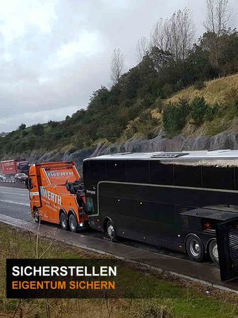 Für die Sicherstellung von Pkw, Lkw oder Bus haben wir zahlreiche Unterfahrlifte und Plateaufahrzeuge im Fuhrpark