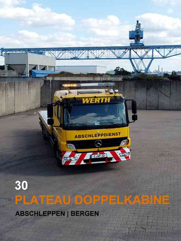 Das Plateau-Fahrzeug Mit Doppelkabine ist im Einsatz für Bergen, Abschleppen, Sicherstellen und Kfz-Transport