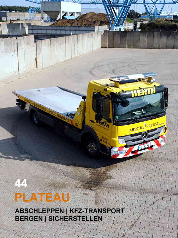 Das Plateau-Fahrzeug ist im Einsatz für Bergen, Abschleppen, Sicherstellen und Kfz-Transport